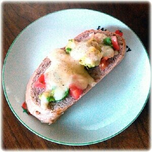 フランスパンで♡アボカドとトマトのチーズトースト